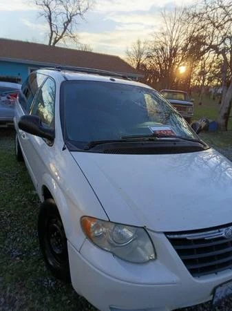 2007 Chrysler Town & Country - Image 2 of 9