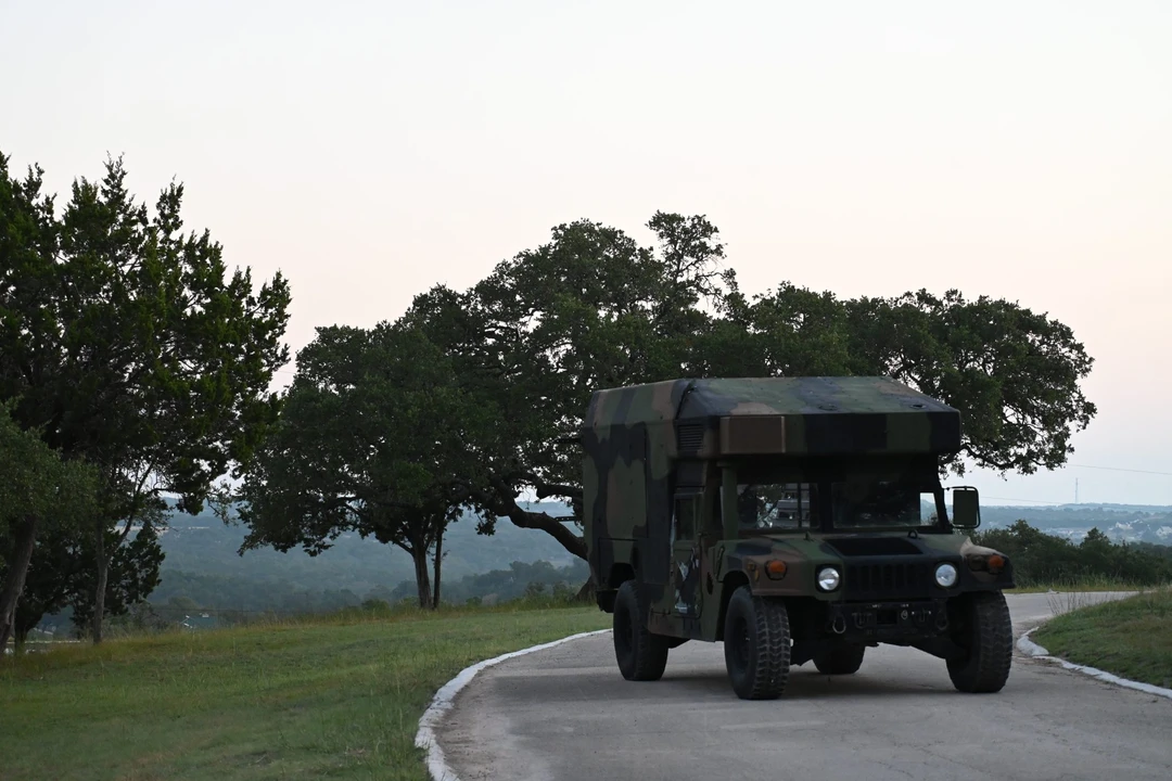 2008 Hummer HMMWV - Image 3 of 31