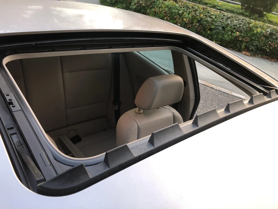2008 BMW E82 135i & 135is - Image 16 of 31