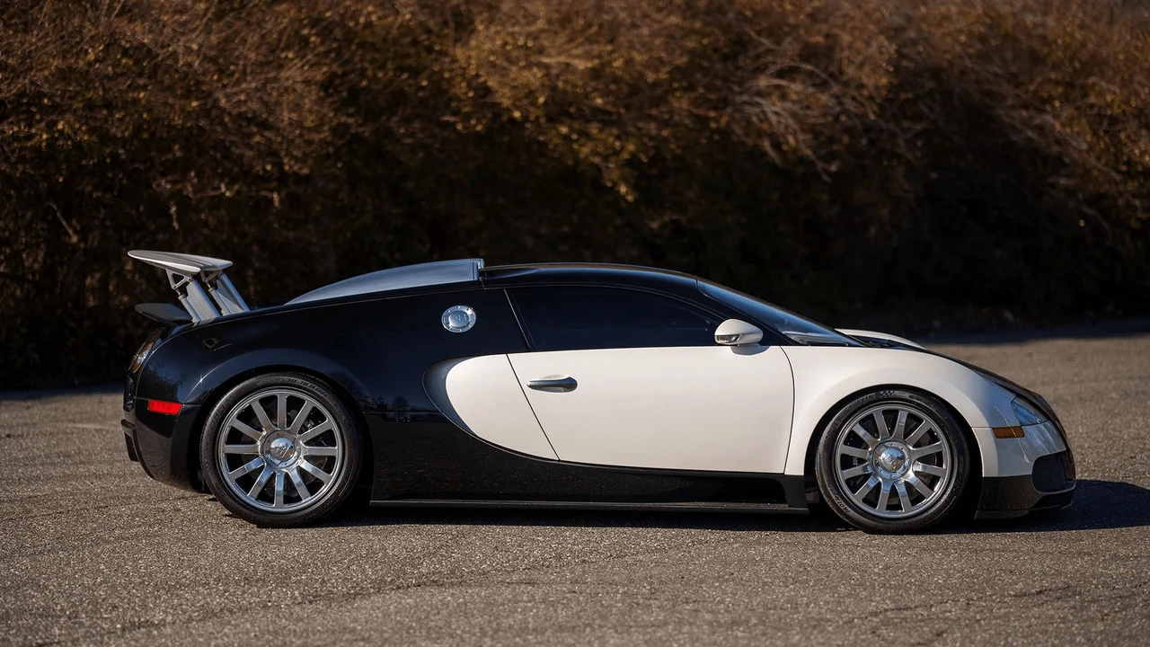 2008 Bugatti Veyron - Image 11 of 31
