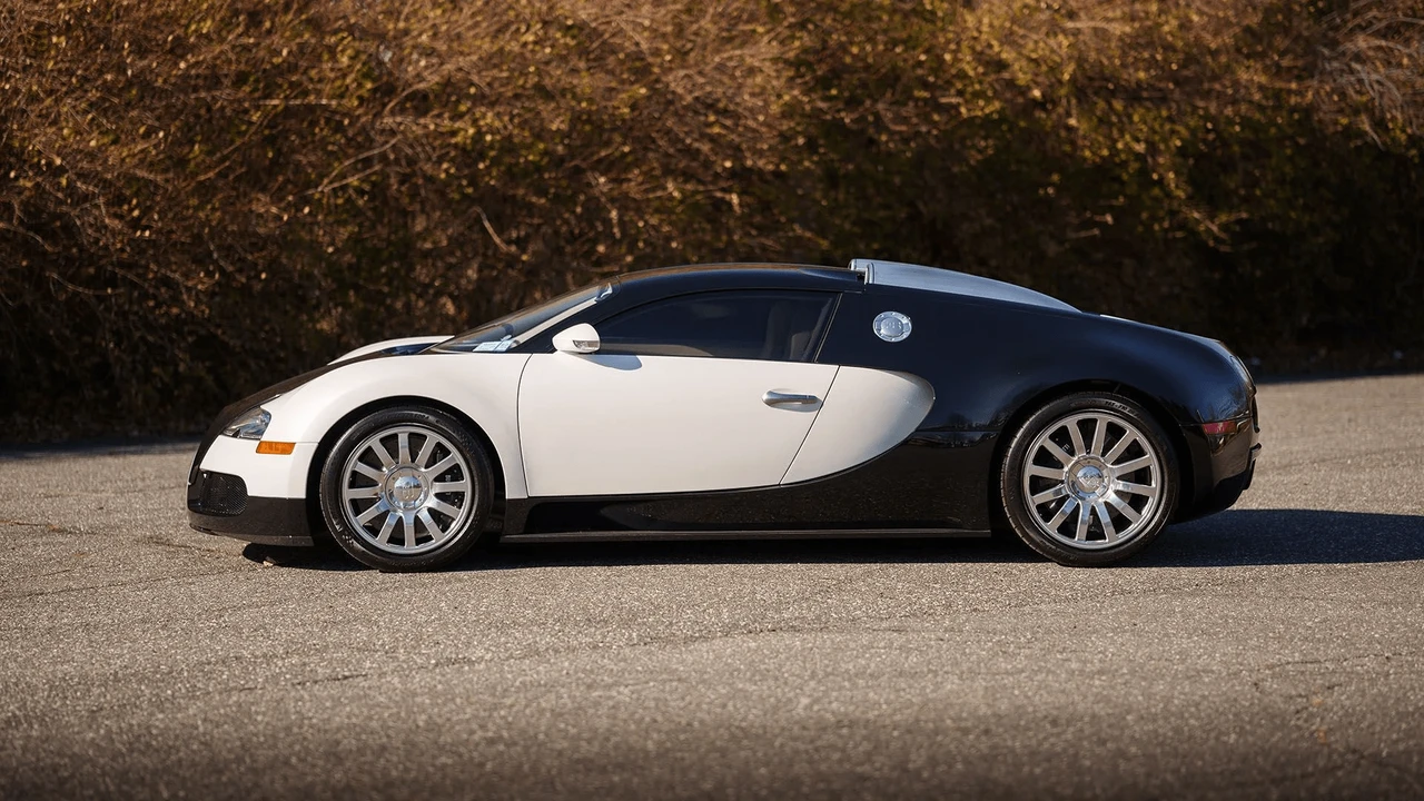 2008 Bugatti Veyron - Image 13 of 31