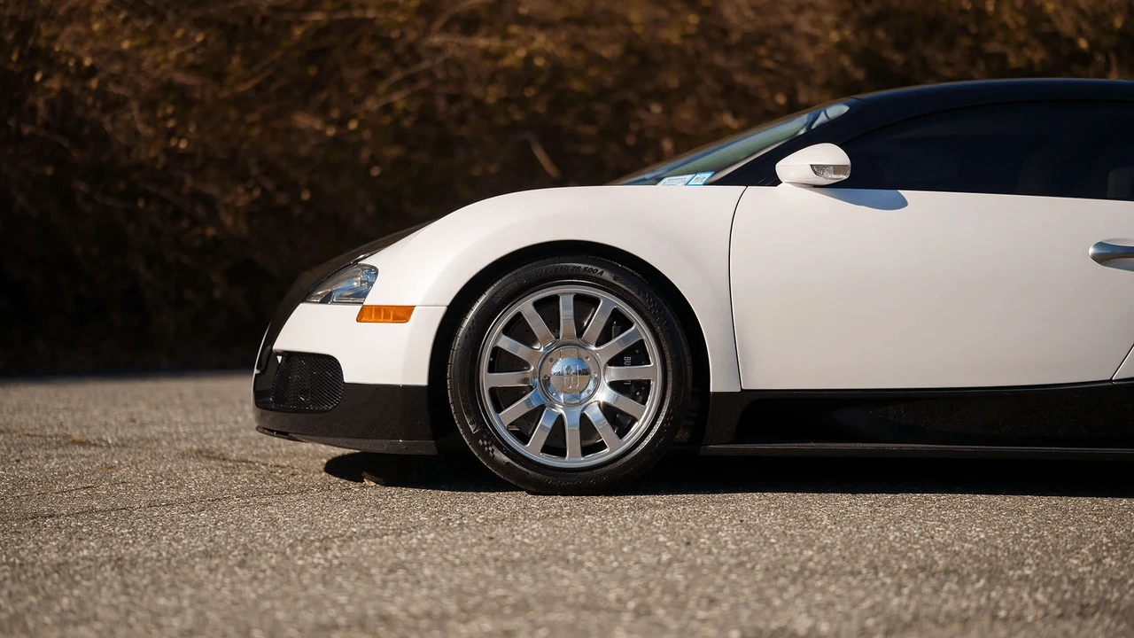 2008 Bugatti Veyron - Image 29 of 31