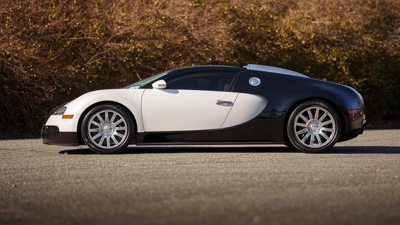 2008 Bugatti Veyron - Image 23 of 31