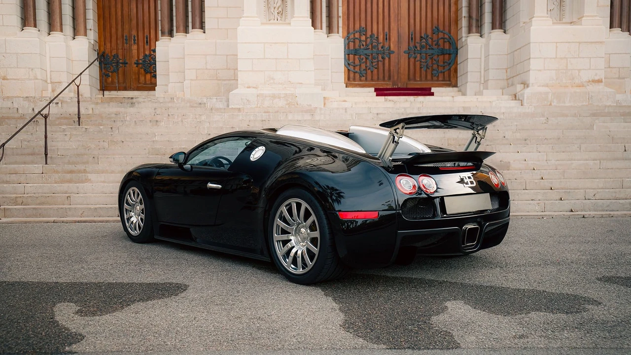 2008 Bugatti Veyron - Image 2 of 31