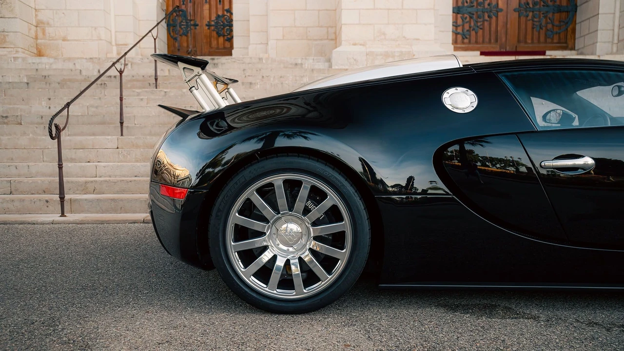 2008 Bugatti Veyron - Image 24 of 31