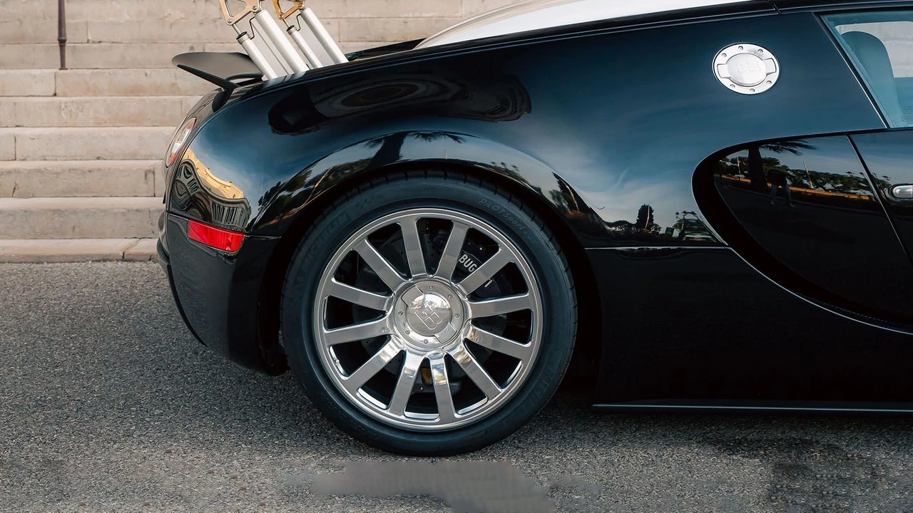 2008 Bugatti Veyron - Image 21 of 31