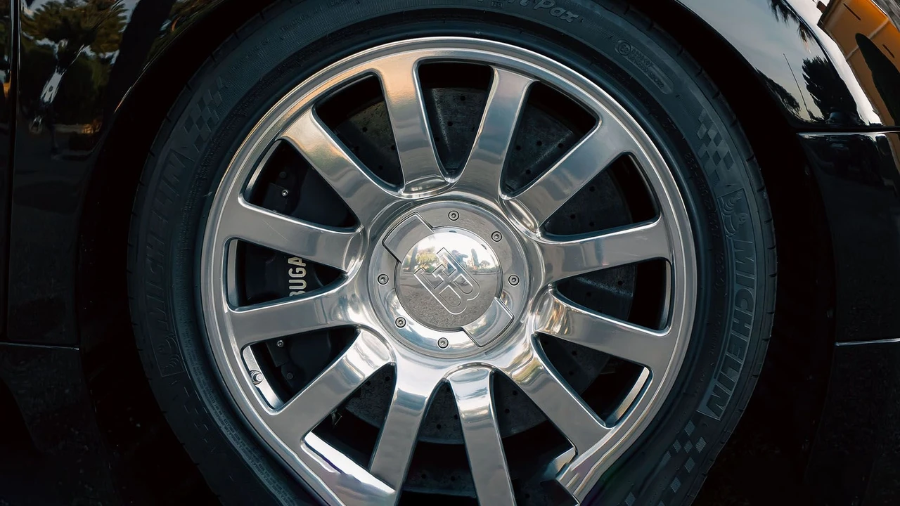 2008 Bugatti Veyron - Image 23 of 31