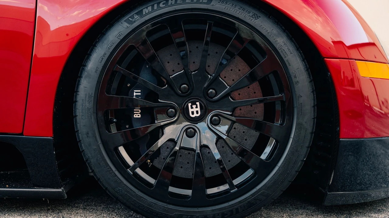 2008 Bugatti Veyron - Image 25 of 31