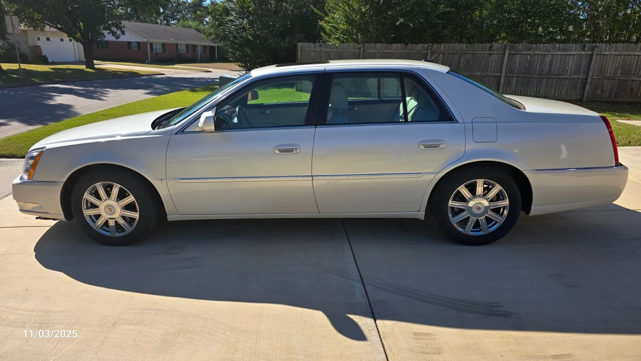 2008 Cadillac DTS - Image 2 of 12