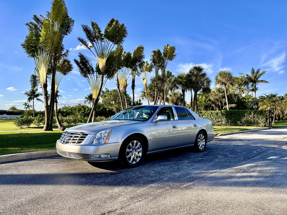 2008 Cadillac DTS - Image 2 of 31