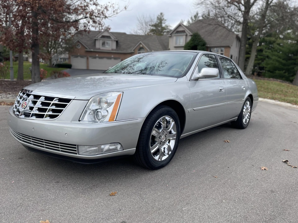 2008 Cadillac DTS - Image 2 of 31