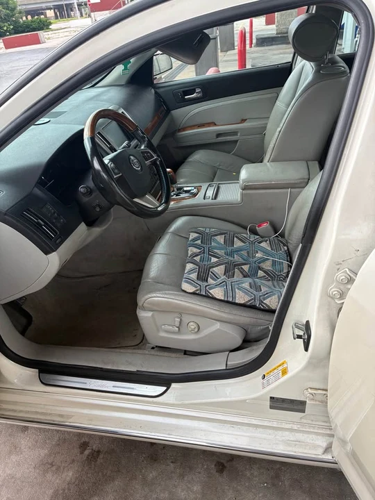 2008 Cadillac STS - Image 9 of 10