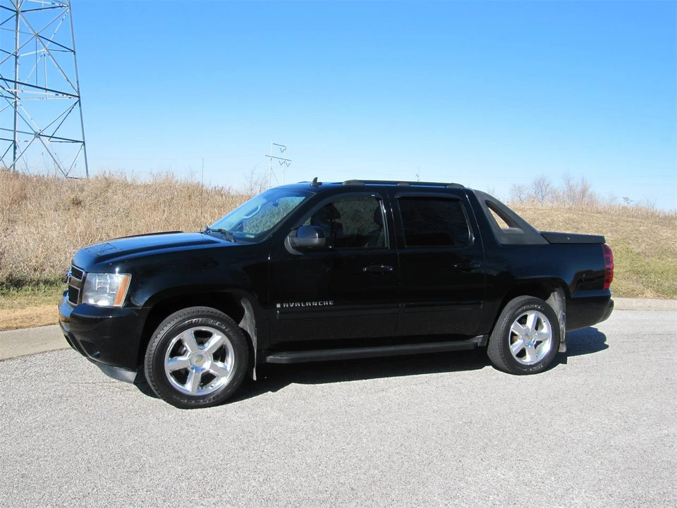 2008 Chevrolet Avalanche - Image 2 of 28