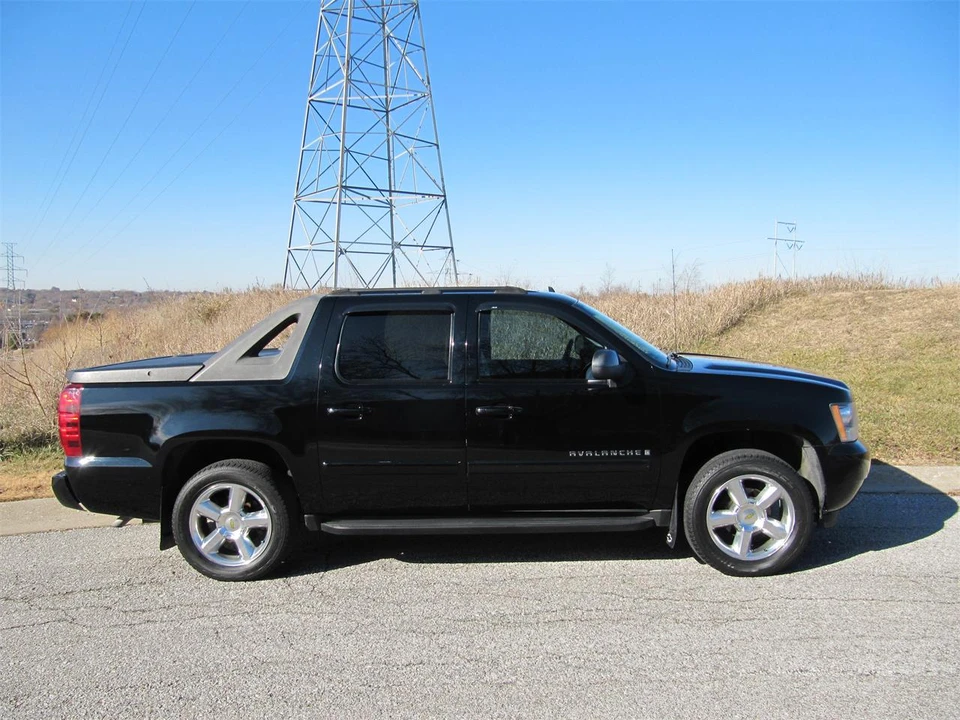 2008 Chevrolet Avalanche - Image 13 of 28