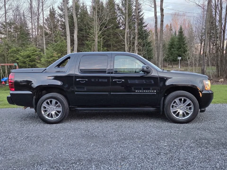 2008 Chevrolet Avalanche - Image 2 of 9
