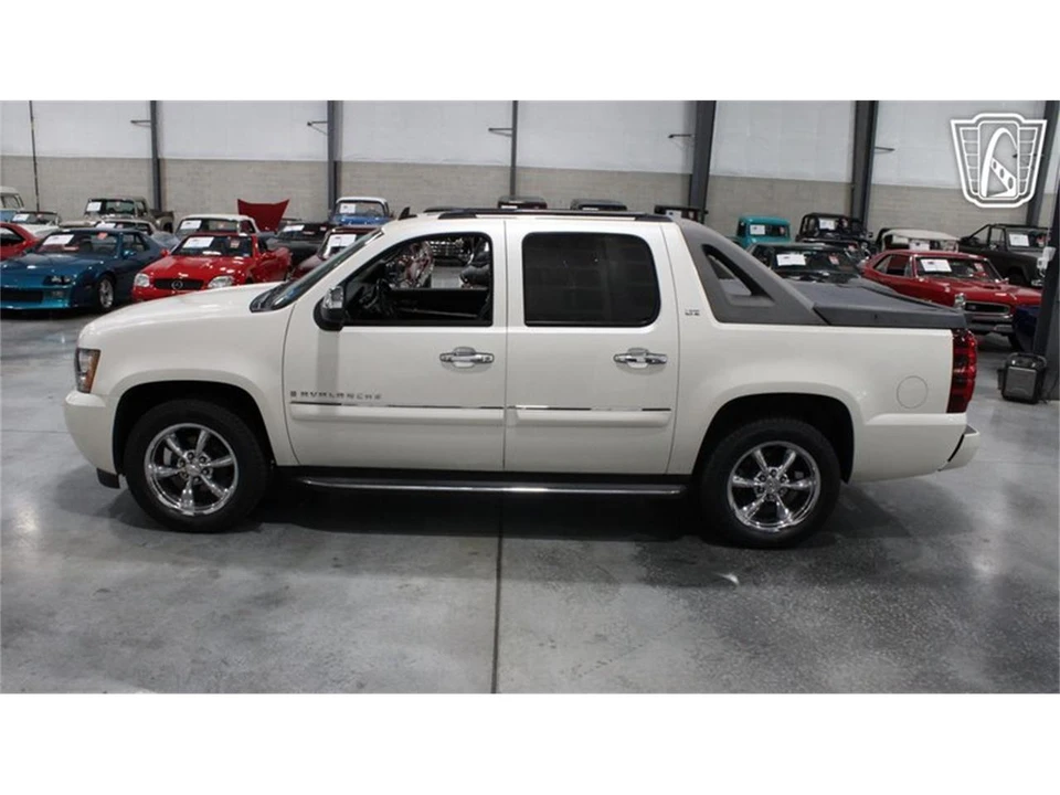 2008 Chevrolet Avalanche - Image 27 of 31