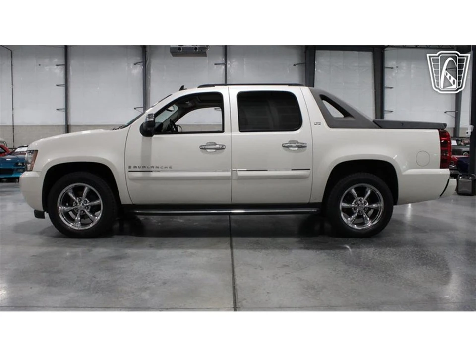 2008 Chevrolet Avalanche - Image 17 of 31