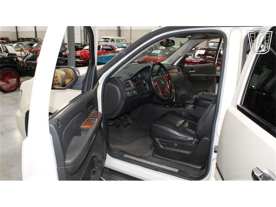 2008 Chevrolet Avalanche - Image 2 of 31