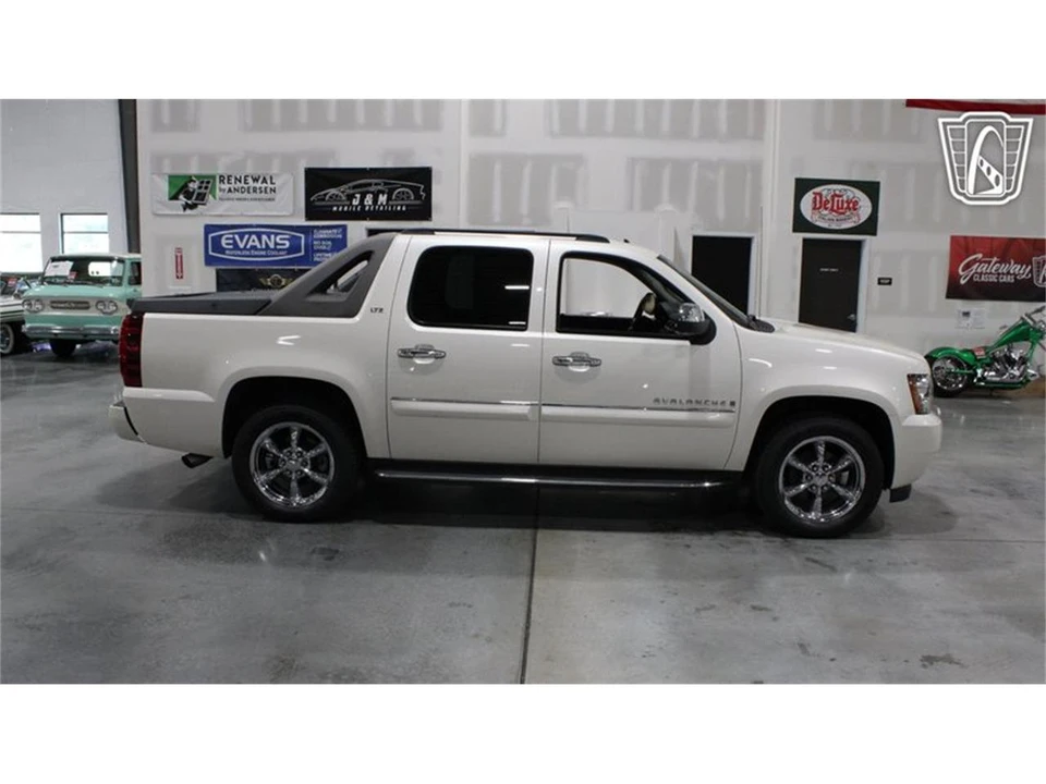 2008 Chevrolet Avalanche - Image 13 of 31