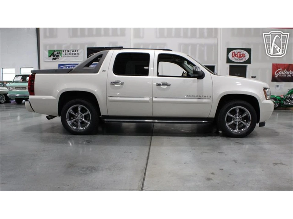 2008 Chevrolet Avalanche - Image 21 of 31