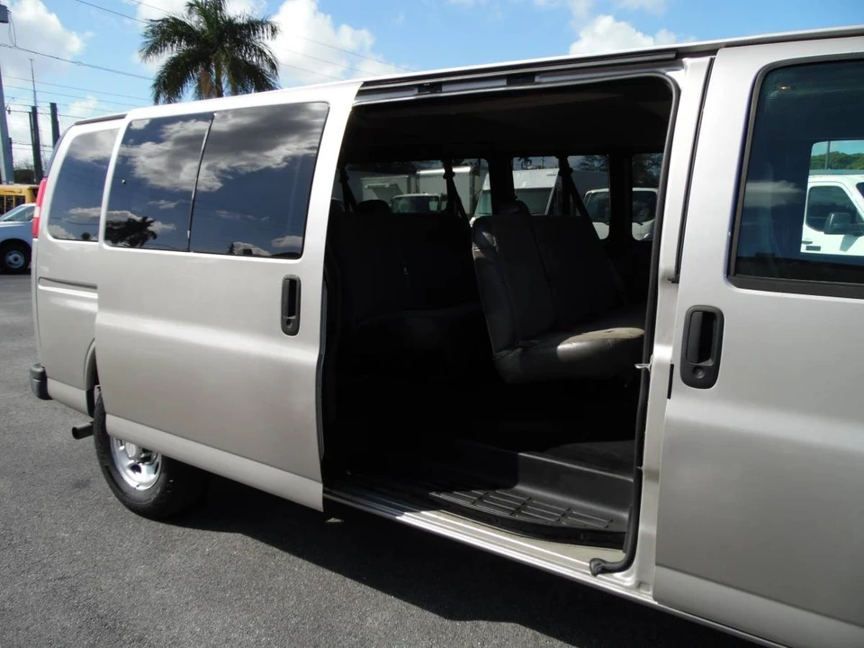 2008 Chevrolet Express - Image 10 of 21