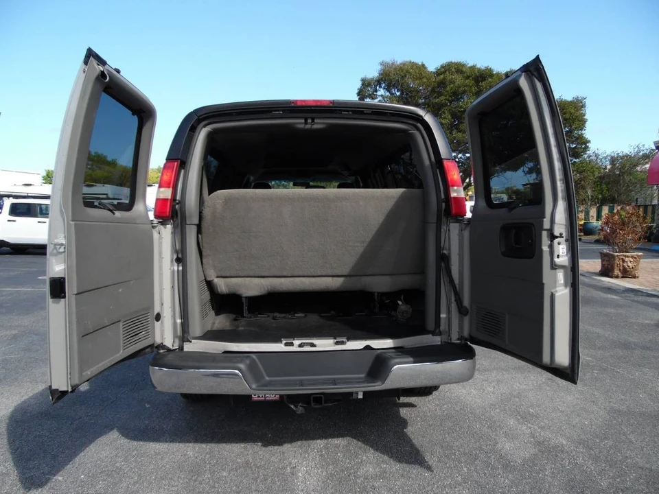 2008 Chevrolet Express - Image 8 of 21