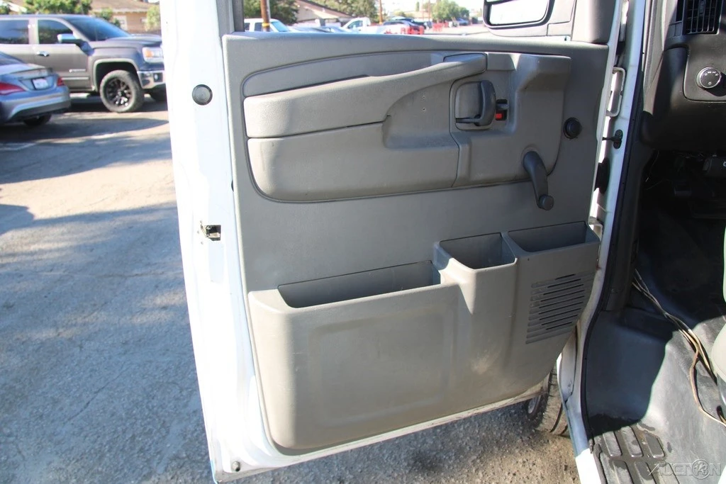 2008 Chevrolet Express - Image 11 of 21