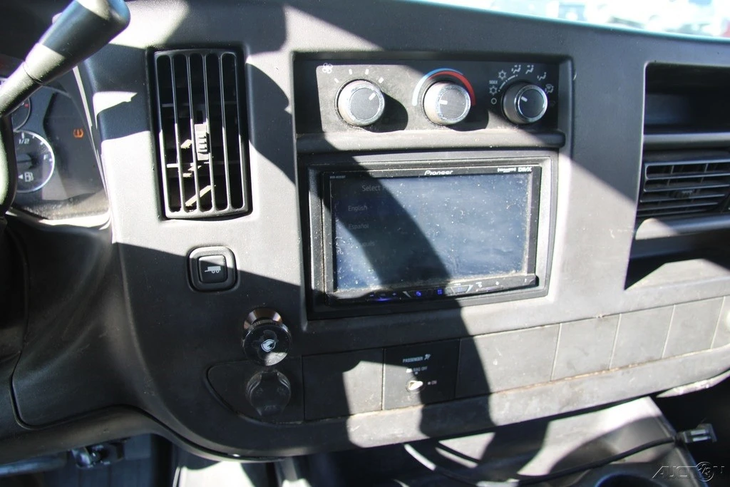 2008 Chevrolet Express - Image 16 of 21