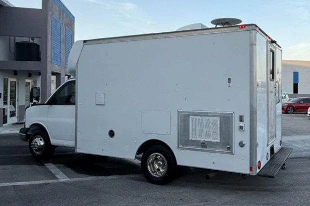 2008 Chevrolet Express - Image 2 of 8