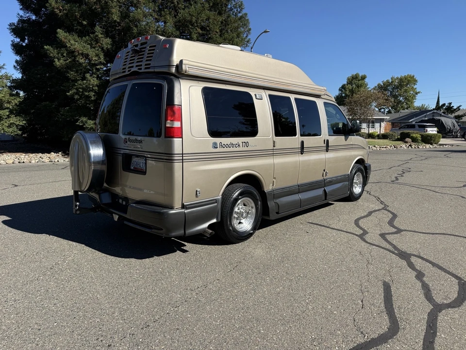 2008 Chevrolet Express - Image 2 of 17