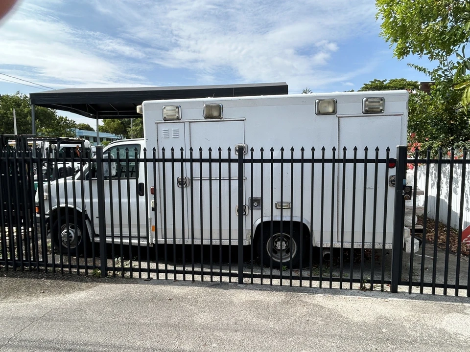 2008 Chevrolet Express - Image 2 of 10