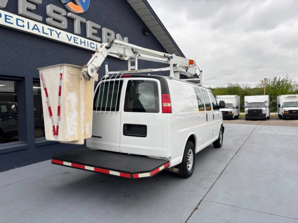 2008 Chevrolet Express - Image 10 of 12