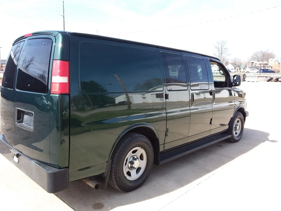 2008 Chevrolet Express - Image 13 of 21