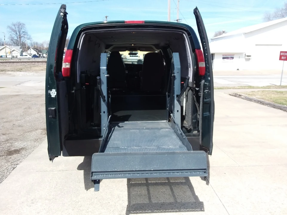 2008 Chevrolet Express - Image 2 of 21