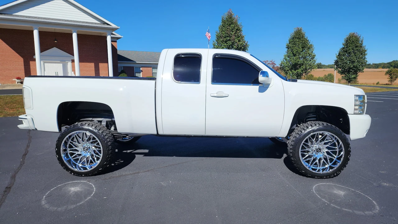 2008 Chevrolet Silverado 2nd Gen - Image 2 of 17