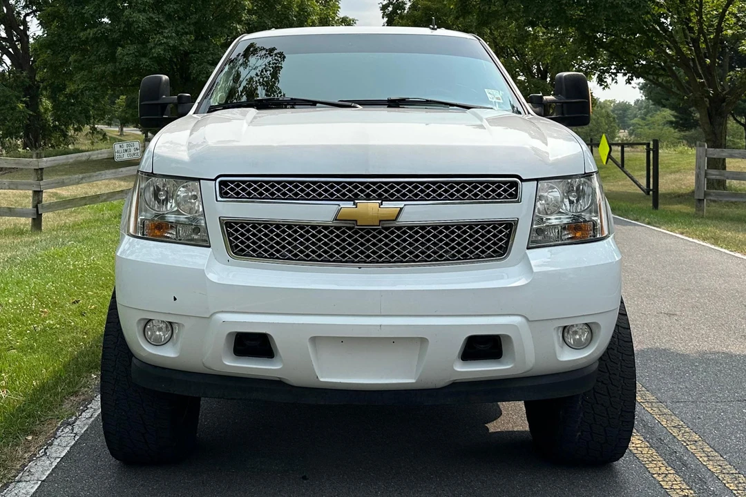 2008 Chevrolet Suburban 10th Gen - Image 2 of 31