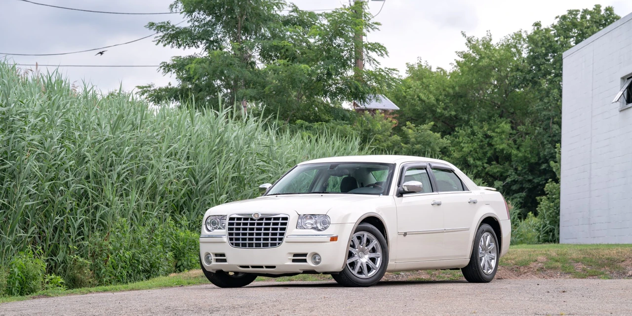 2008 Chrysler 300 (2005-2023) - Image 2 of 31