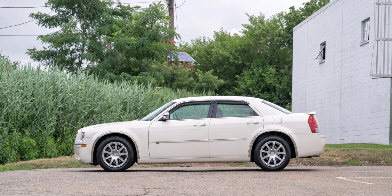 2008 Chrysler 300 (2005-2023) - Image 3 of 31