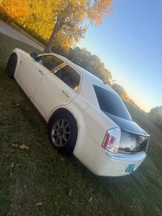 2008 Chrysler 300 (2005-2023) - Image 2 of 8