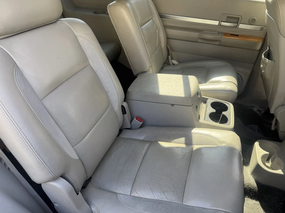 2008 Chrysler Aspen - Image 17 of 21