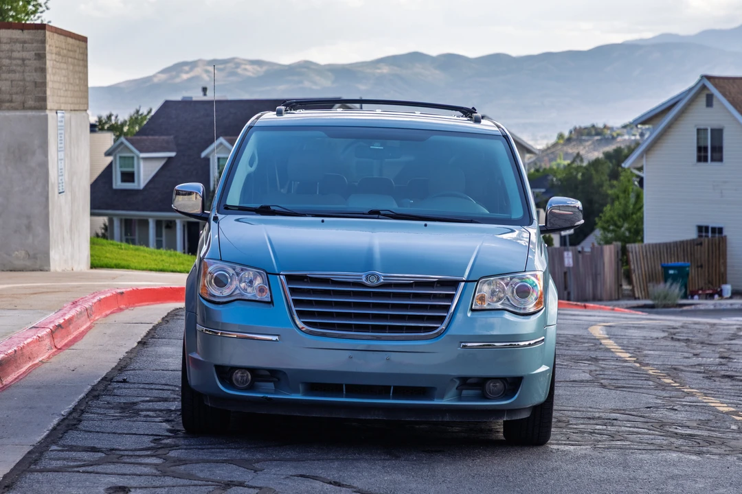 2008 Chrysler Town & Country - Image 2 of 31