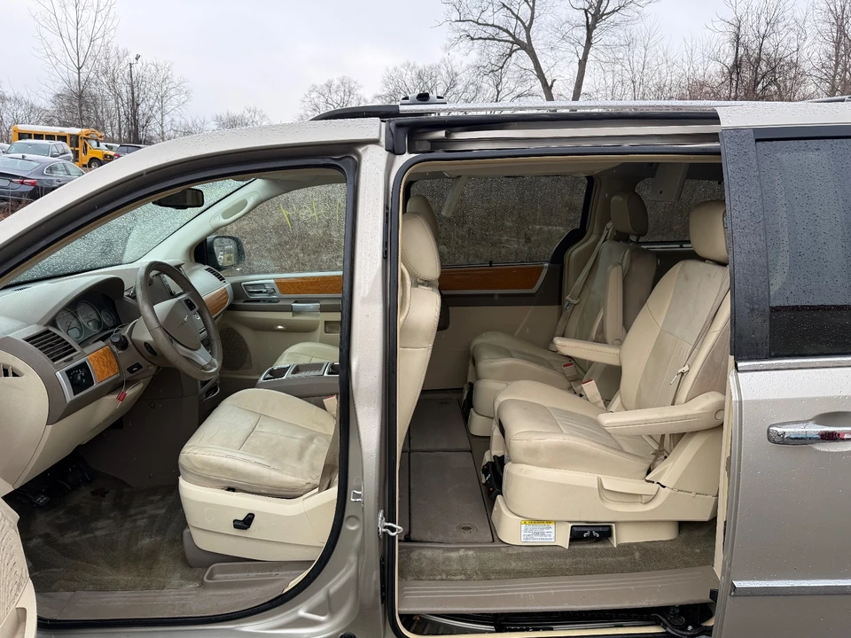 2008 Chrysler Town & Country - Image 9 of 21