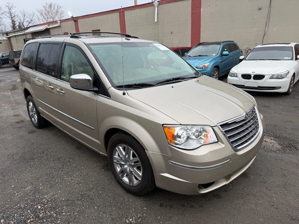 2008 Chrysler Town & Country - Image 2 of 21