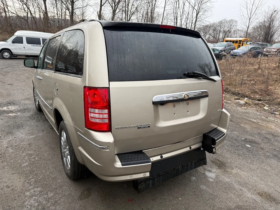 2008 Chrysler Town & Country - Image 6 of 21