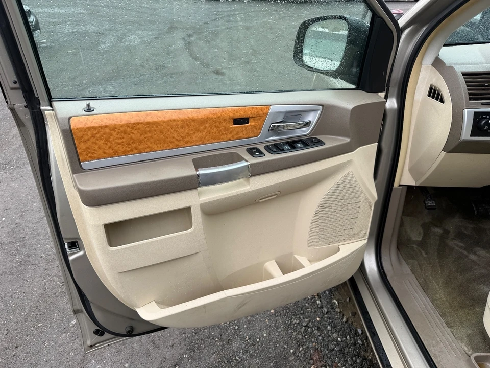 2008 Chrysler Town & Country - Image 8 of 21