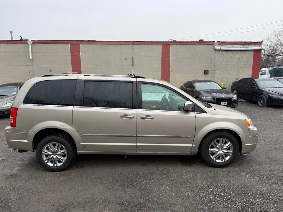 2008 Chrysler Town & Country - Image 3 of 21