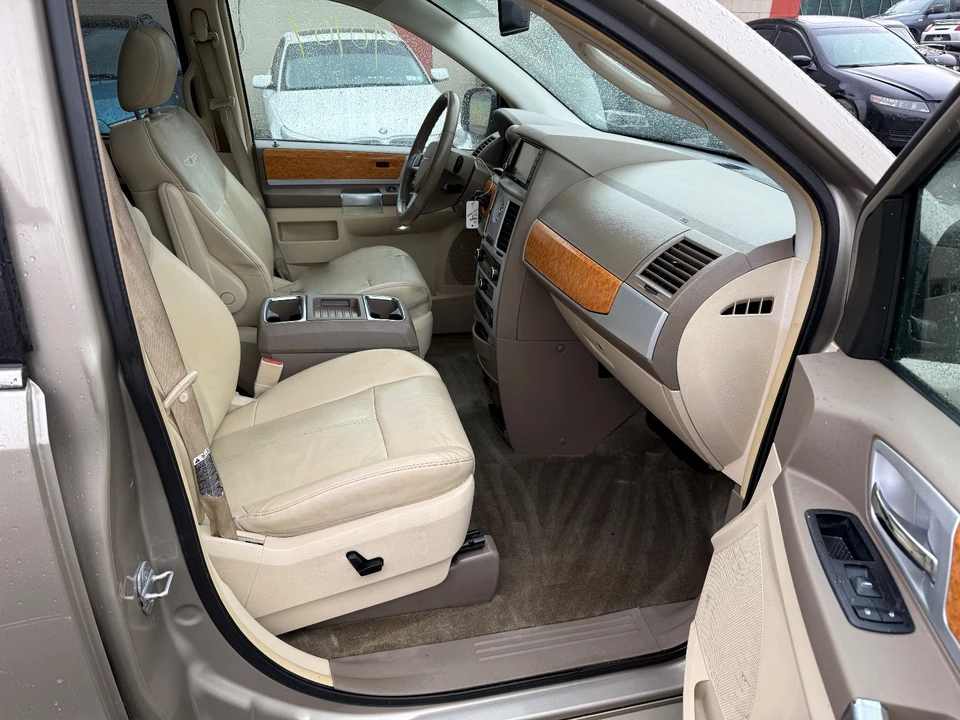 2008 Chrysler Town & Country - Image 11 of 21