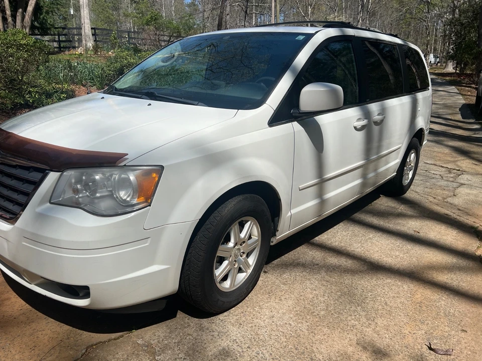 2008 Chrysler Town & Country - Image 2 of 18