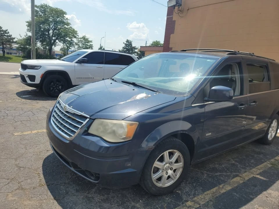 2008 Chrysler Town & Country - Image 2 of 10