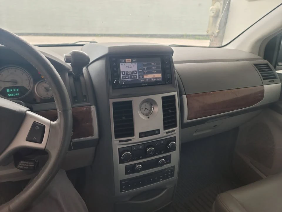 2008 Chrysler Town & Country - Image 9 of 10